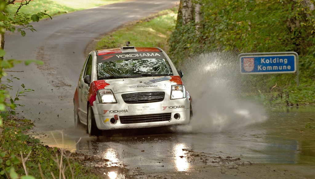 Frank Nielsen og Per Brodersen vasker bilen på skovturen
(Foto: rallypics.dk – Viggo Johansen)
